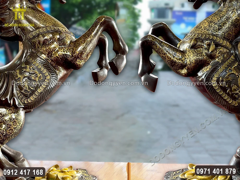 Ngựa được đ&uacute;c với hai ch&acirc;n trước giơ cao, hai ch&acirc;n sau trụ vững tr&ecirc;n tiền